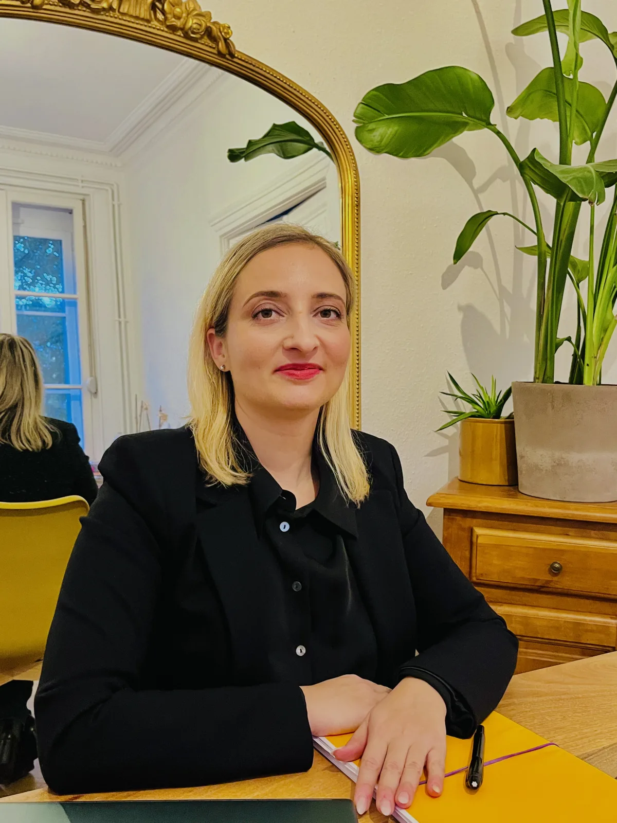 Maître Floriane Romera, avocat à Strasbourg, dans son cabinet